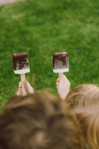 Open a box of Mini Pops and watch how fast the crew appears.

Classic Mini Pops. Gone in about 7 seconds.

Don't worry, you can restock quickly on @checkers_sixty60. 

#POPCO #BetterForYou #AllNatural #LocalProduce