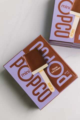 Creamy vanilla meets dark chocolate.

This is how the Classic Mini Pop is made: real vanilla ice cream, hand-dipped in real dark chocolate until it sets into that perfect snap.

Small batch, Salt River. Watch the dip 🍫🍦

#POPCO #BetterForYou #AllNatural #LocalProduce